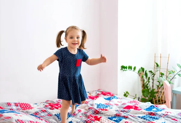 Χαριτωμένο Μικρό Παιδί Φόρεμα Παίζει Στο Κρεβάτι Και Διασκεδάζουν Κατά — Φωτογραφία Αρχείου