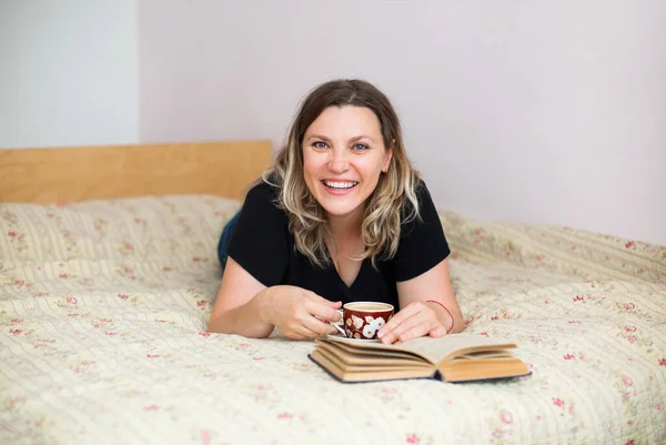 Delighted Middelbare Leeftijd Vrouw Huiselijke Kleding Liggend Gezellig Bed Slaapkamer — Stockfoto