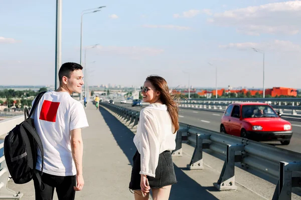 Vista Posteriore Elegante Fidanzato Fidanzata Camminare Insieme Lungo Ponte Urbano — Foto Stock