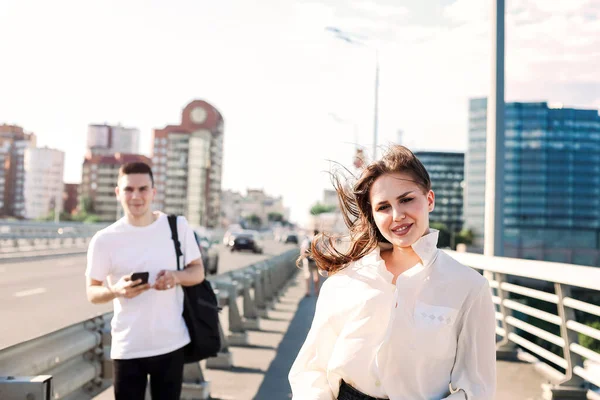 Casal Feliz Andando Longo Ponte — Fotografia de Stock