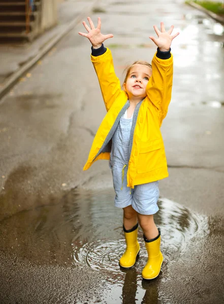 Holčička Žlutých Botách Kabátě Skákání Deštivém Dni — Stock fotografie