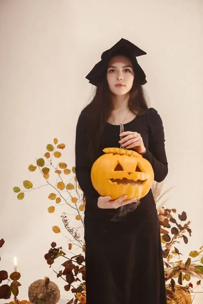 Junge Brünette Trägt Halloween Schwarzes Kleid Mit Hexenhut — Stockfoto