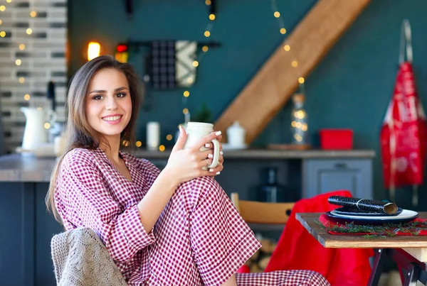 Ekoseli Pijama Giyen Elinde Kavanozla Noel Için Süslenmiş Mutfakta Kameraya — Stok fotoğraf