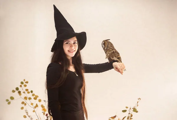 Позитивно Улыбающаяся Молодая Женщина Черном Костюме Ведьмы Совой Вытянутой Руке — стоковое фото
