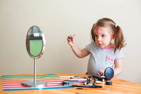 Entzückendes Kleines Kind Mit Schmutzigem Gesicht Das Mit Kosmetik Spielt — Stockfoto