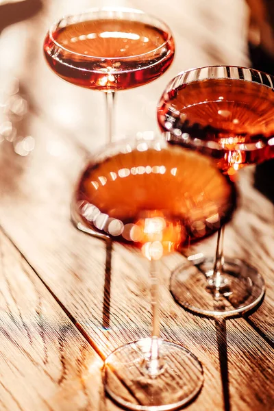 Brýle Studeným Růžovým Šampaňským Položené Stůl Letním Dni — Stock fotografie