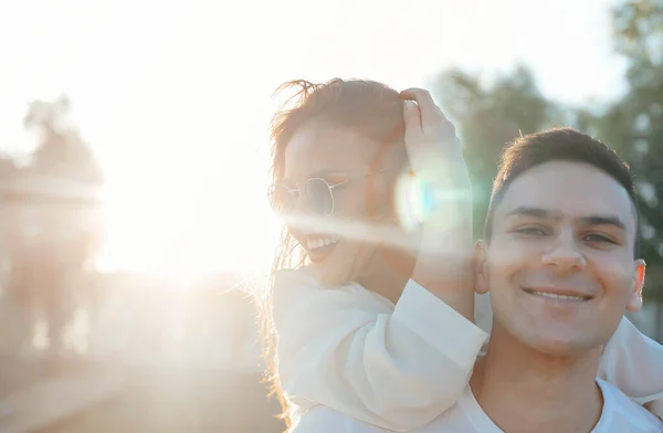 Glimlachend Vriendje Meeliften Blij Vriendin Terwijl Genieten Weekend Samen Zomer — Stockfoto