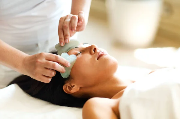 Gesichtsmassage Oder Schönheitsbehandlung Für Asiatische Frauen Wellness Salo — Stockfoto