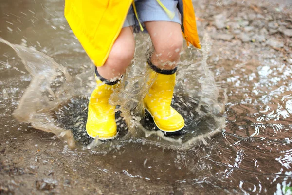 Bambina Che Indossa Stivali Gialli Cappotto Saltando Nel Giorno Pioggia — Foto Stock