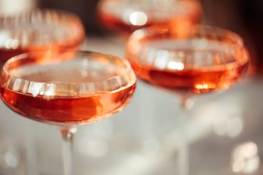Soğuk pembe şampanyalı bardaklar bir yaz günü masaya konur.