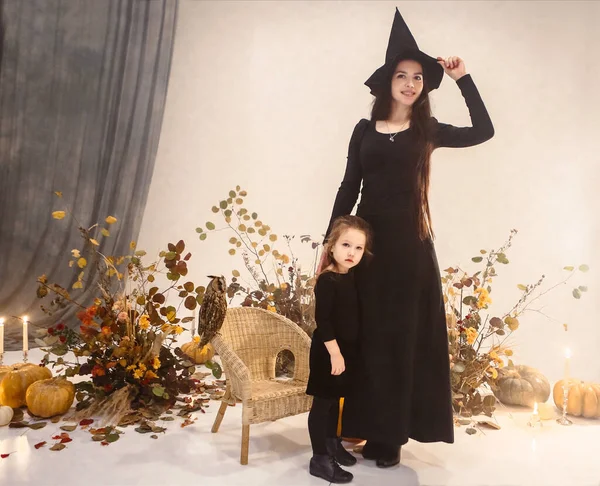 Šťastná Matka Dcera Nosí Strašidelné Černé Kostýmy Čarodějnic Studiu Halloweenskou — Stock fotografie