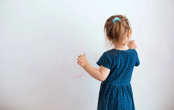 Vue Arrière Adorable Enfant Robe Debout Dans Appartement Moderne Création — Photo