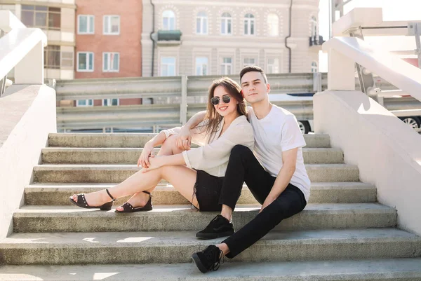 Elegante Fidanzata Fidanzato Che Abbraccia Siede Sulle Scale Pietra Strada — Foto Stock