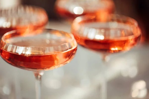 Glasögon Med Kall Rosa Champagne Bordet Sommardag — Stockfoto