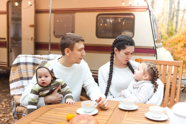 Ritratto Una Giovane Famiglia Sorridente Mentre Abbraccia Vicino Casa Ruote — Foto Stock