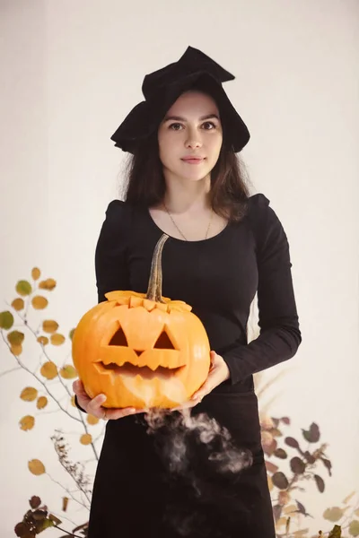 Joven Morena Vistiendo Vestido Negro Con Sombrero Bruja Sosteniendo Fumar —  Fotos de Stock
