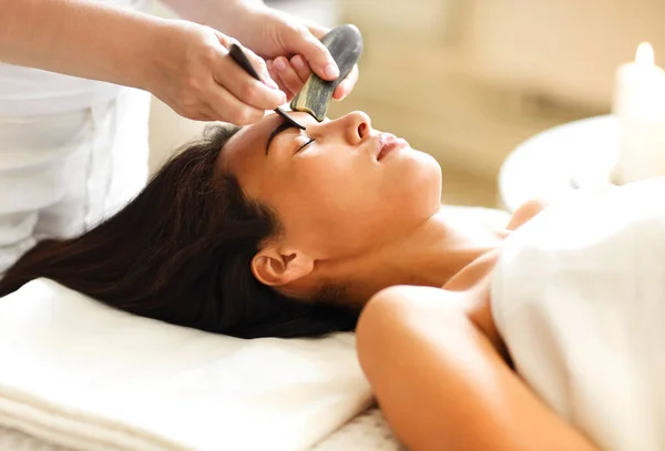 Massagem Facial Tratamento Beleza Para Mulher Asiática Spa Salo — Fotografia de Stock