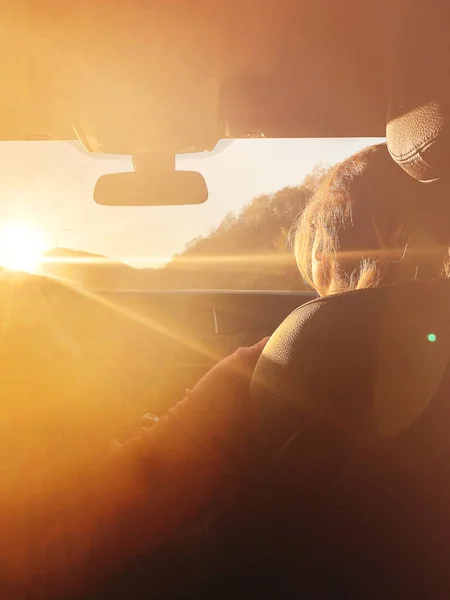Вид Ззаду Жінка Сидить Пасажирському Сидінні Автомобілі Розслабляючись Під Час — стокове фото