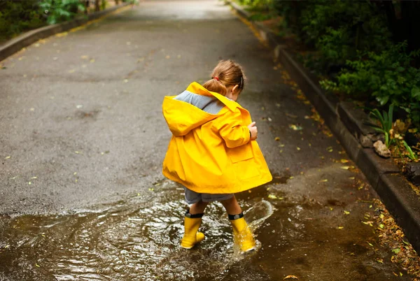 Klein Meisje Draagt Gele Laarzen Jas Springen Regenachtige Dag — Stockfoto