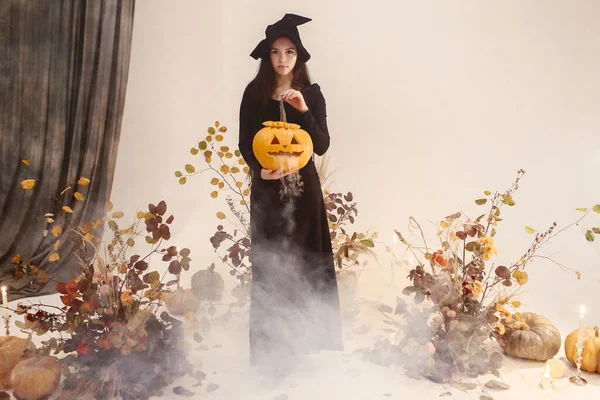 Молодая Брюнетка Черном Платье Шляпе Ведьмы Хэллоуин — стоковое фото