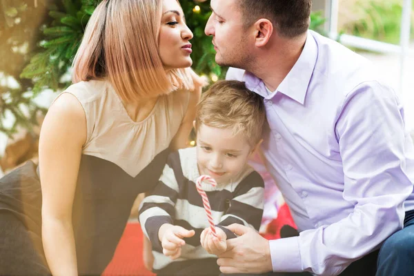 Radosni Rodzice Syn Smacznymi Cukierkami Siedzą Miękkim Fotelu Świętując Święta — Zdjęcie stockowe