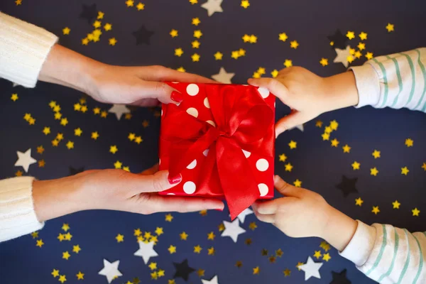 Top View Female Little Girlreceiving Red Box Bow Together Dark — Stock Photo, Image