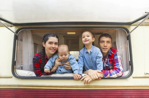 Retrato Sonriente Familia Feliz Con Niños Casa Sobre Ruedas Interior — Foto de Stock