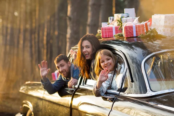 Überglückliche Mutter Und Kleine Tochter Blicken Mit Weihnachtsgeschenken Auf Dem — Stockfoto