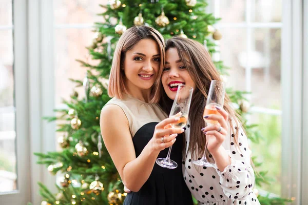 Cheerful Female Sparkler Smiling Clinking Glasses Crop Friends Christmas Party — Stock Photo, Image