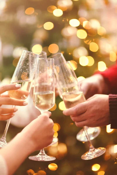 Handen Van Gezichtsloze Mannen Vrouwen Klinkende Glazen Champagne Met Mooie — Stockfoto