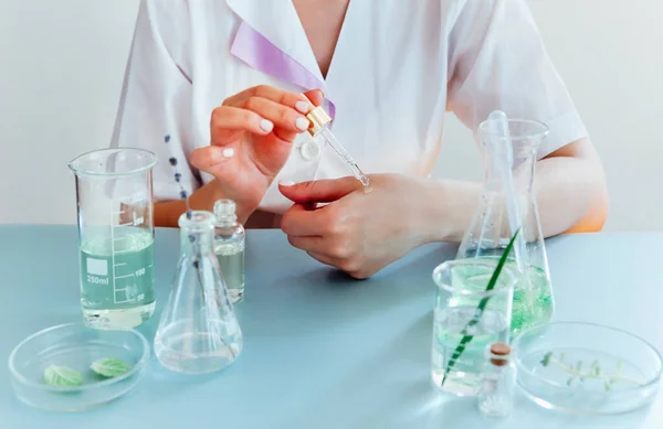 Vrouw Die Groene Plant Onderzoekt Laboratorium Close — Stockfoto