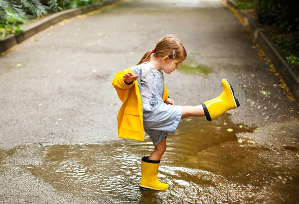 Bambina Che Indossa Stivali Gialli Cappotto Saltando Nel Giorno Pioggia — Foto Stock