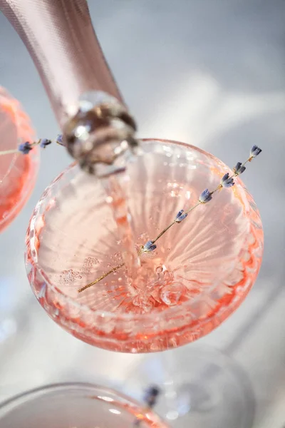 Yukarıdan Gelen Isimsiz Kişi Bardağa Köpüklü Şampanya Dolduruyor Restorandaki Masaya — Stok fotoğraf