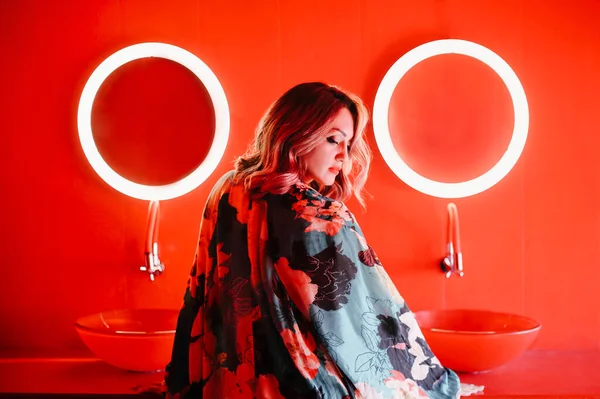Pohled Elegantní Ženu Stojící Moderní Červené Koupelně Umyvadly Osvětlenými Zrcadly — Stock fotografie