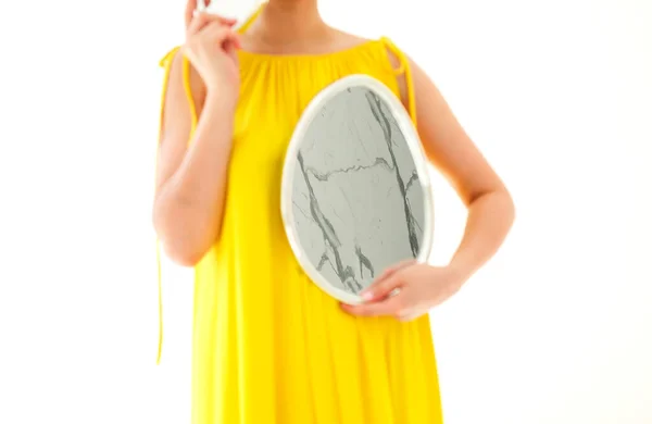 Unerkennbare Hündin Sommerkleid Steht Mit Rundem Spiegel Auf Weißem Hintergrund — Stockfoto