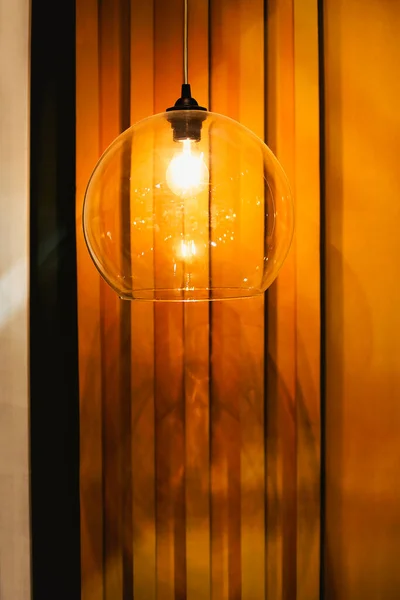 Σύγχρονη Γυάλινη Λάμπα Φωτίζοντας Μέρος Του Σκοτεινού Δωματίου Στο Σπίτι — Φωτογραφία Αρχείου