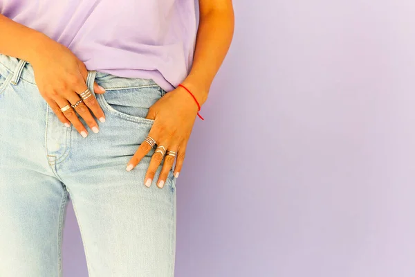 Shirt Femme Aux Cultures Méconnaissables Jean Élégant Debout Sur Fond — Photo