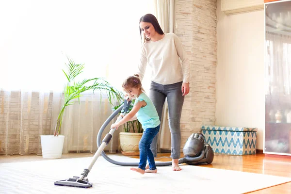 Mère Joyeuse Enseignant Petite Fille Tapis Rangeant Avec Aspirateur Dans — Photo