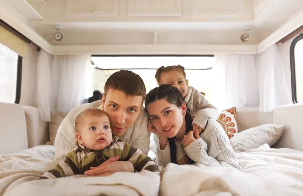 Retrato Sonriente Familia Feliz Con Niños Casa Sobre Ruedas Interior —  Fotos de Stock