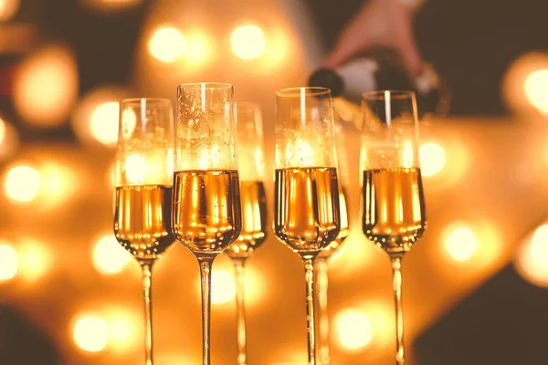 Şampanyalı Şeffaf Şarap Kadehleri Parti Sırasında Parlak Işığın Bulanık Arka — Stok fotoğraf