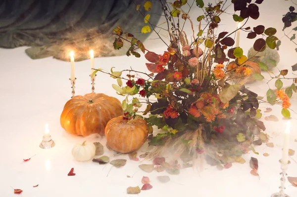 Pequeñas Calabazas Velas Encendidas Colocadas Cerca Ramo Flores Secas Hojas —  Fotos de Stock