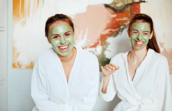 Délicieuses Amies Peignoirs Masques Argile Verte Relaxant Maison Tout Faisant — Photo