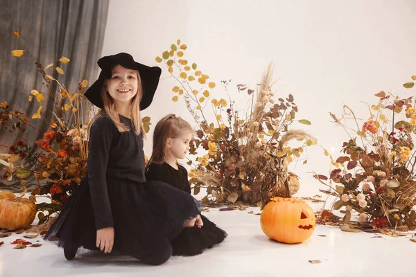 Маленькие Милые Сестры Черном Платье Шляпе Осенними Украшениями Заднем Плане — стоковое фото