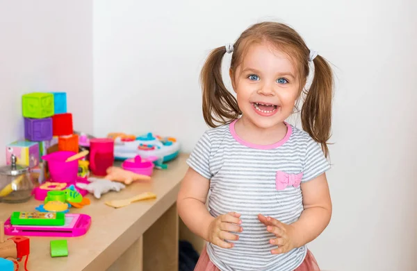 Nettes Kleines Mädchen Lässiger Kleidung Lacht Die Kamera Während Tisch — Stockfoto