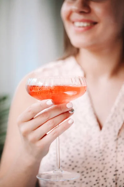 Cultive Uma Mulher Feliz Sorrindo Desfrutando Bebida Alcoólica Rosa Enquanto — Fotografia de Stock