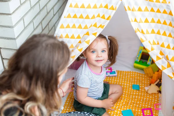 Nettes Kleines Mädchen Und Frau Spielen Tisch Mit Verschiedenen Spielzeugen — Stockfoto