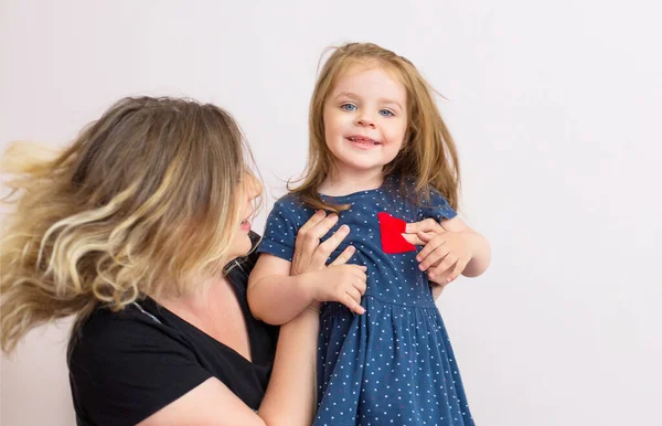 Linda Niña Mujer Jugando Mesa Con Varios Juguetes Mientras Disfruta — Foto de Stock