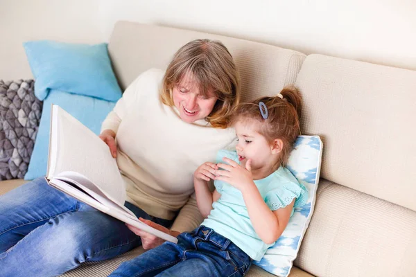 Sevgi Dolu Büyükannenin Küçük Torununa Evde Kanepede Otururken Kitap Okumayı — Stok fotoğraf