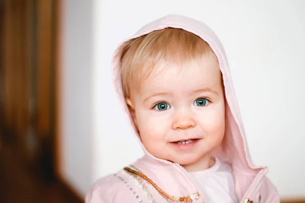 Encantador Niño Capucha Sonriendo Pie Piso Brillante Mientras Mira Hacia — Foto de Stock