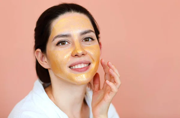 Affascinante Contenuto Femminile Accappatoio Bianco Con Maschera Facciale Guardando Fotocamera — Foto Stock